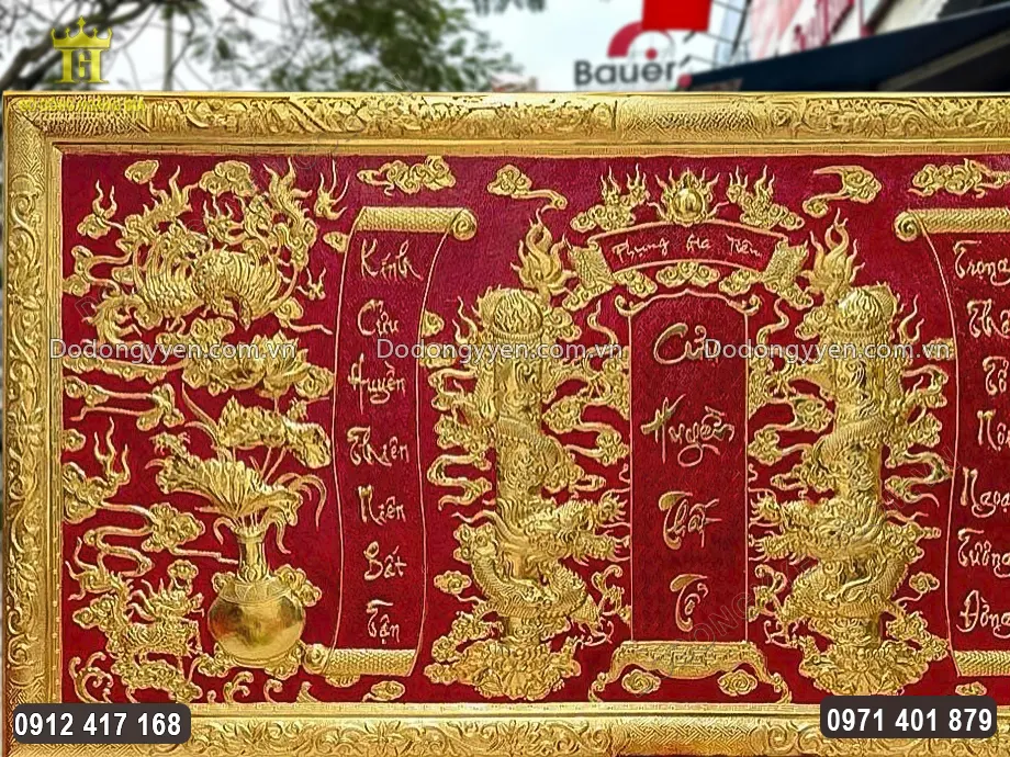 H&igrave;nh ảnh đ&ocirc;i rồng chầu b&agrave;i vị Cửu Huyền Thất Tổ được chạm th&uacute;c nổi sắc n&eacute;t, sinh động